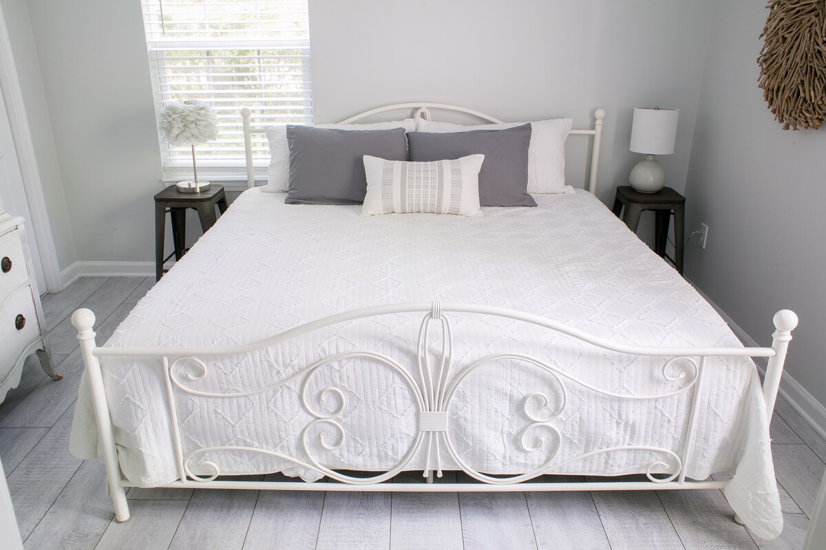 BR #2-  nudi još jedan bračni krevet s izravnim pristupom drugoj kupaonici