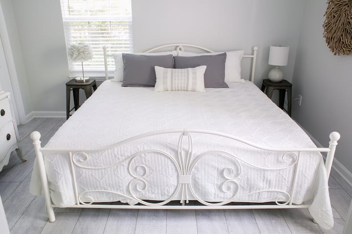 2号卧室-提供另一张加大双人床，可直接通往第二个卫生间