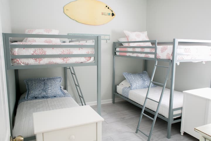 卧室# 3 -双层房间（ 4张单人床）...请注意，每张床都有250 #重量限制 