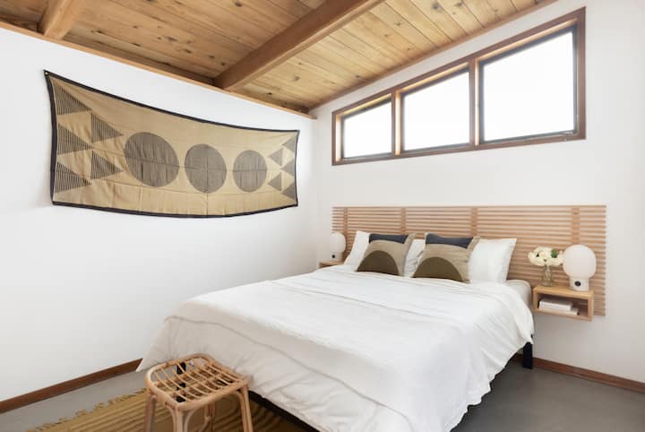 segundo dormitorio con una cama tamaño queen. 