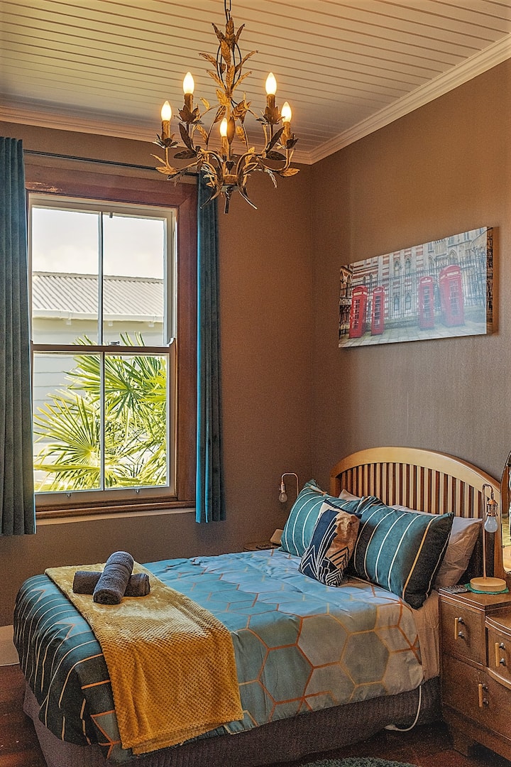 „Tongariro“ -Schlafzimmer (Ostflügel) ... ursprünglich eines der Kinderzimmer des Post Masters