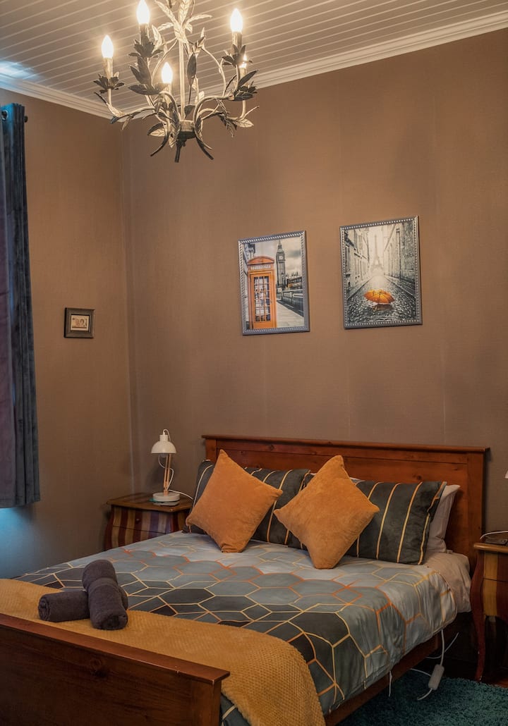 Geräumiges Hauptschlafzimmer „Ruapehu“ (Ostflügel) ... ursprünglich das Hauptschlafzimmer nach dem Hauptschlafzimmer.
Viel Platz, um ein Kinderbett aufzustellen, wenn Gäste dies tun müssen.
