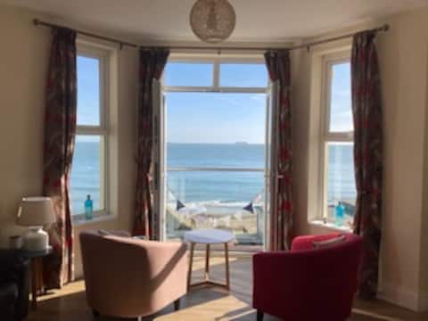 Top performing Airbnb: Beachfront, 2 bed apartment in Shanklin & parking. in Shanklin