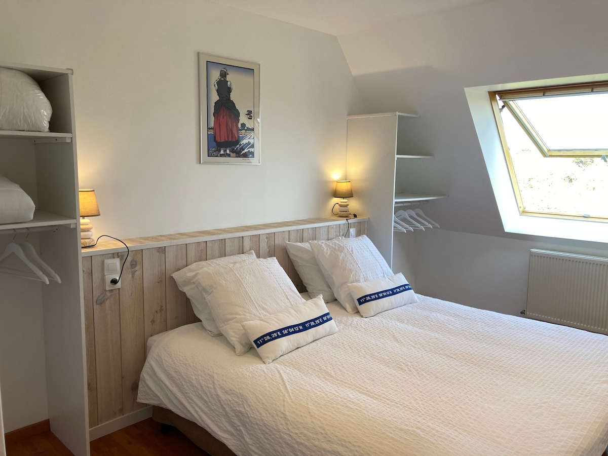 Dormitorio piso, vistas al mar, cama king size (180x200), escritorio