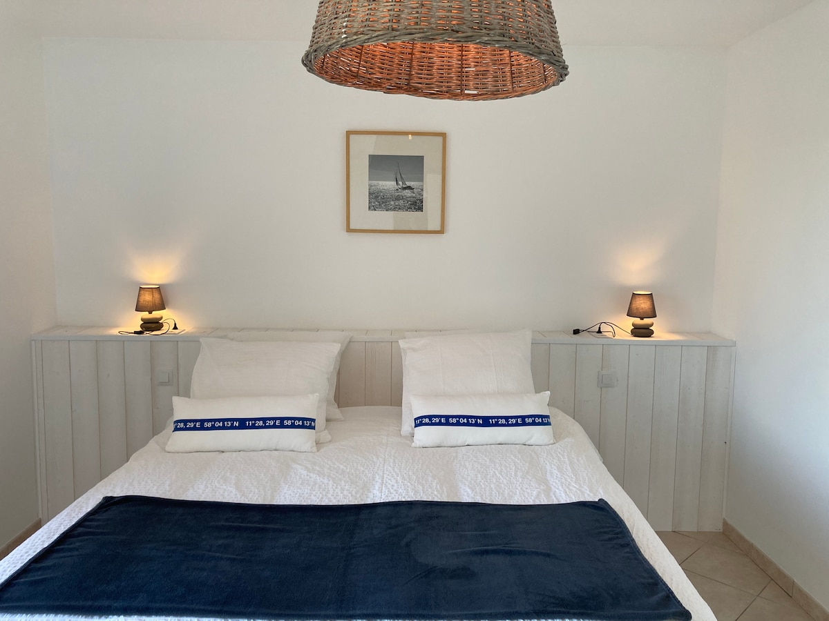 Suite principal N°1, en planta baja, vistas al mar, cama king size (180x200), cuarto de baño con ducha y aseo privados