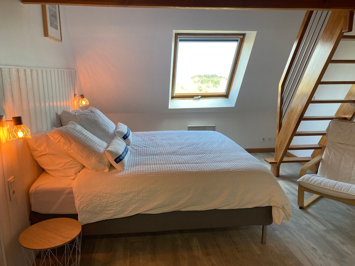 Suite principal N°3, cama king size (180x200), cuarto de baño y aseo privados. Escalera que conduce a la habitación en altillo (cama de 140 x 190).