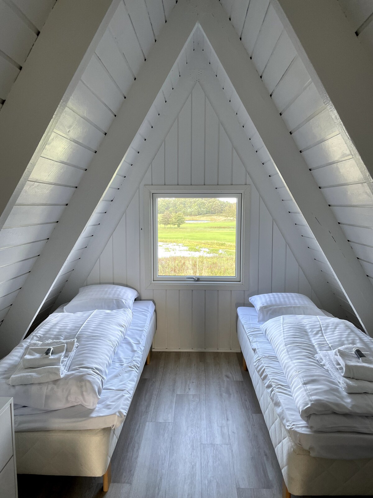 您可以将这些床铺推到一张双人床上。 醒来时可以欣赏到高尔夫球场的美景。 
