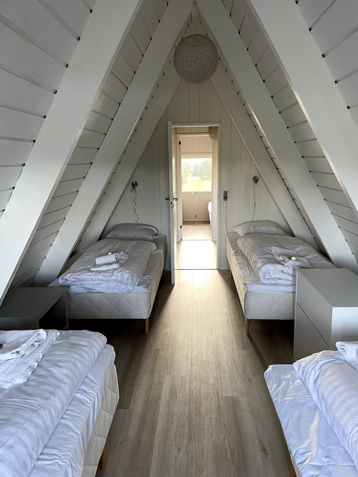 漂亮的一楼卧室，配备四张单人床（其中两张可拼成一张双人床）。
到处都是新地板。 