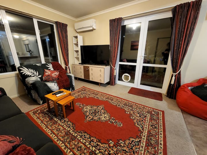 Guest Suite: Private Entry Own Kitchen & Bathroom - Oamaru