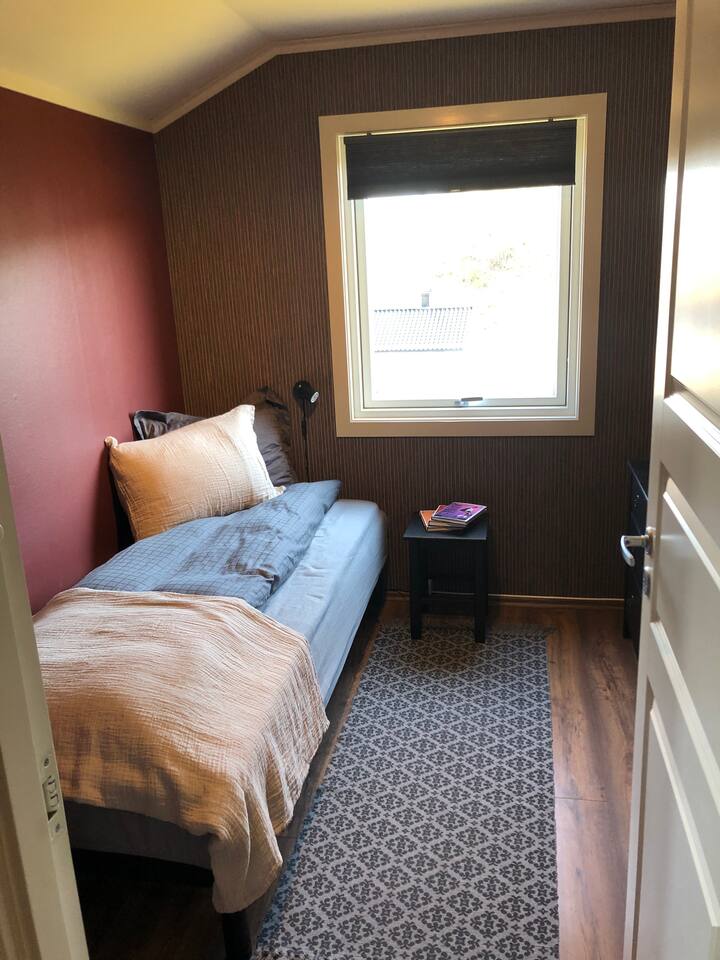 Prostor za spavanje s krevetom za jednu osobu u glavi