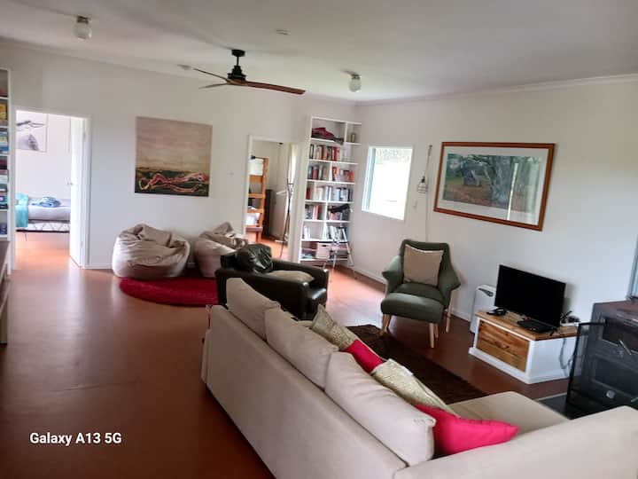 Fungua mpango wa sehemu ya kuishi iliyo na vyumba viwili vya kulala na bafu iliyounganishwa na sebule. Televisheni janja yenye ufikiaji wa NetFlix na meko