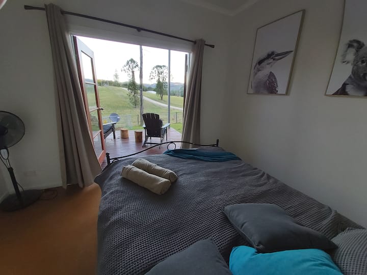 Chumba cha kulala 2 - Malkia na staha ya machweo inayoangalia mazingira ya vijijini