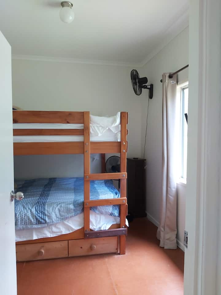 Chumba cha kulala 3 na feni zilizowekwa hivi karibuni 