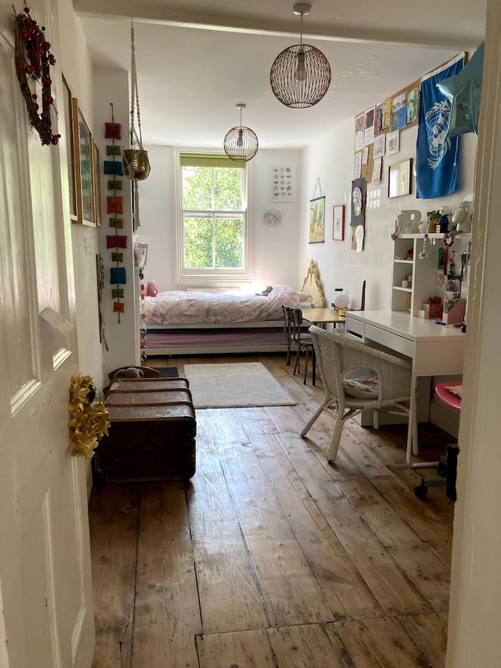 一楼儿童卧室配有一张折叠床。可俯瞰花园。