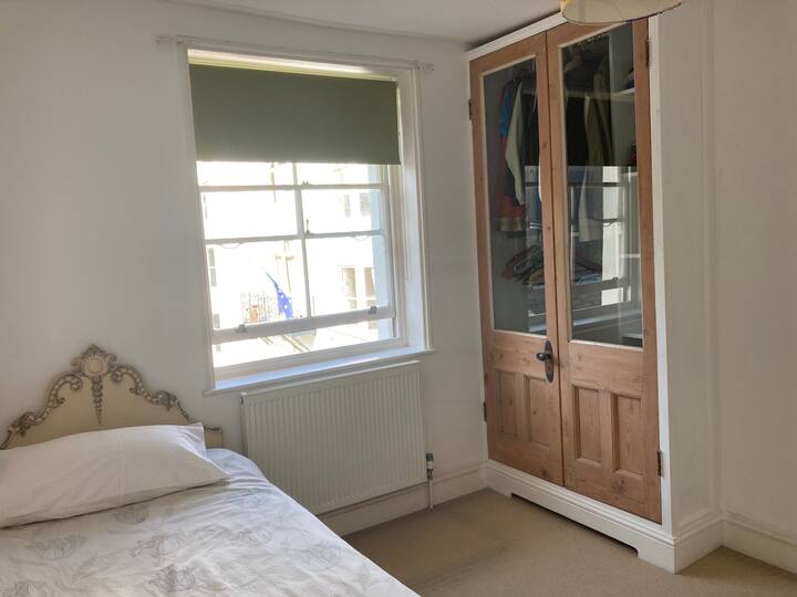 二楼儿童卧室。 床现在是一张双层床，所以两个孩子可以在这里渗透。  卧室简约，可俯瞰村庄。