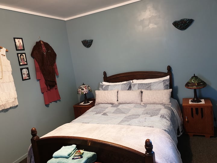 Spálňa s krásnymi pamiatkami v štýle art deco, 