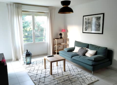Popular Airbnb listing: T2 + balcony + free parking, quiet ideally placed in Dervallières Zola