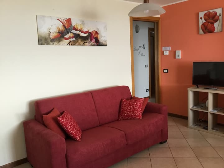 Разтегателен диван във всекидневната