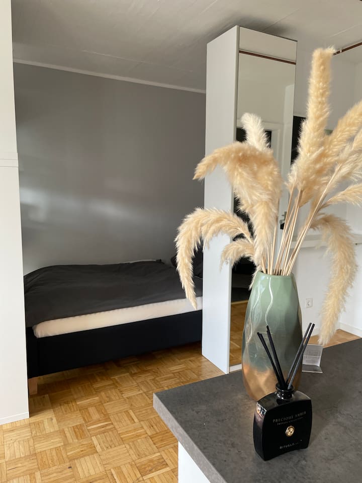 The cozy, extra separated sleeping area with the large 1.20 m wide bed invites you to slumber.