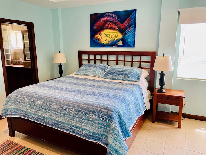 Spálňa s priestranným priestorom a vlastnou kúpeľňou