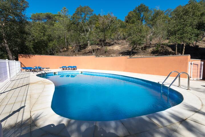 Villa ideal 4 o 5 familias 8 hab. 6 WC tranquila gallery image 3