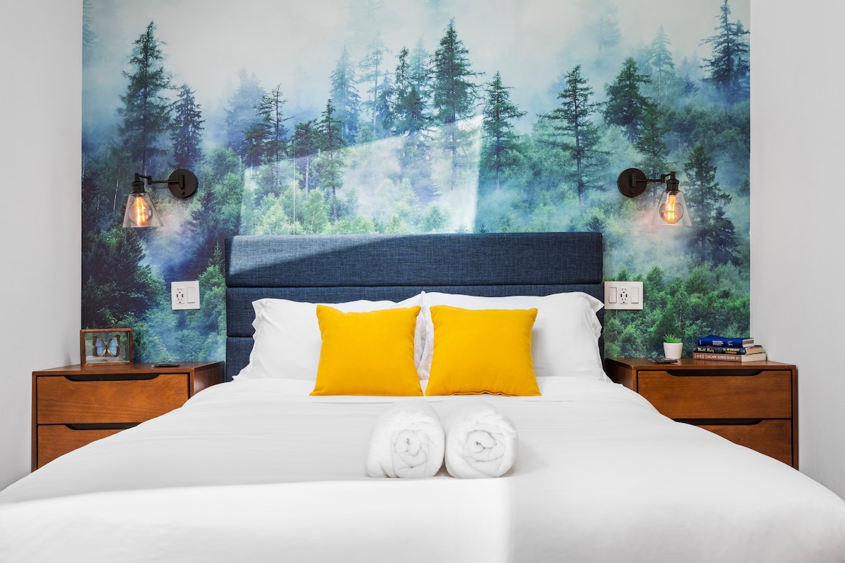 ห้องนอน #1 มีเตียงควีนไซส์ตู้เสื้อผ้าขนาดใหญ่ตู้เสื้อผ้าไฟลอยฟ้าและพื้นที่ทำงานส่วนตัว 