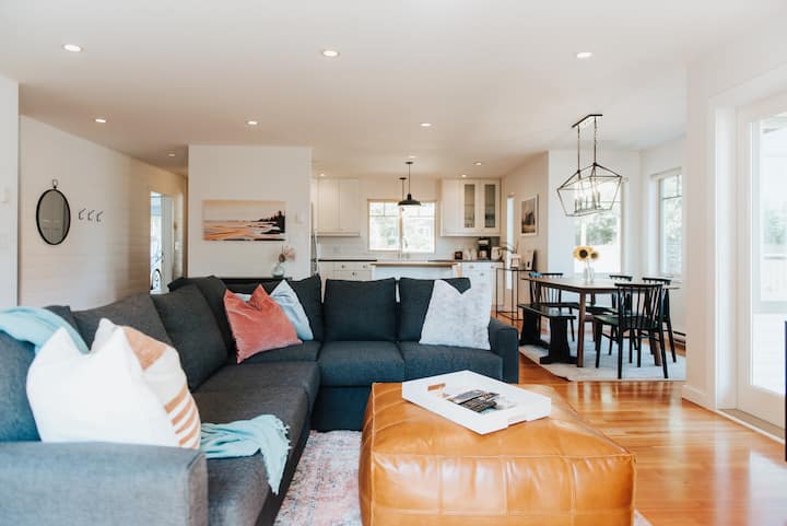 Spacious & Modern 3 Br Family Getaway In Gibsons - Sunshine Coast
