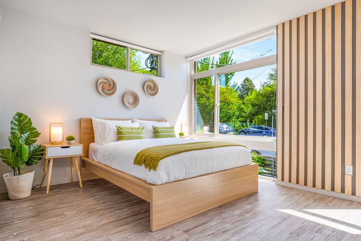 Designer 4B3B w Theater & Rooftop close to CapHill gallery image 4