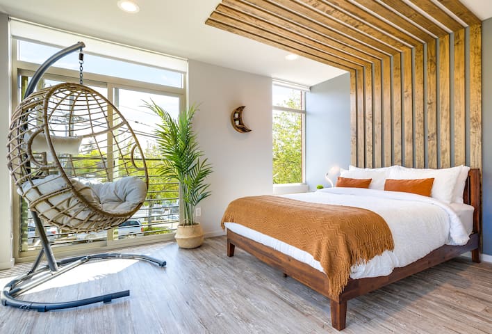 Designer 4B3B w Theater & Rooftop close to CapHill