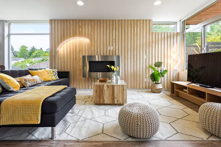 Designer 4B3B w Theater & Rooftop close to CapHill gallery image 2