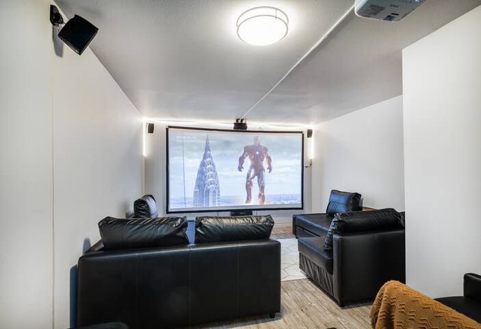 Designer 4B3B w Theater & Rooftop close to CapHill gallery image 3