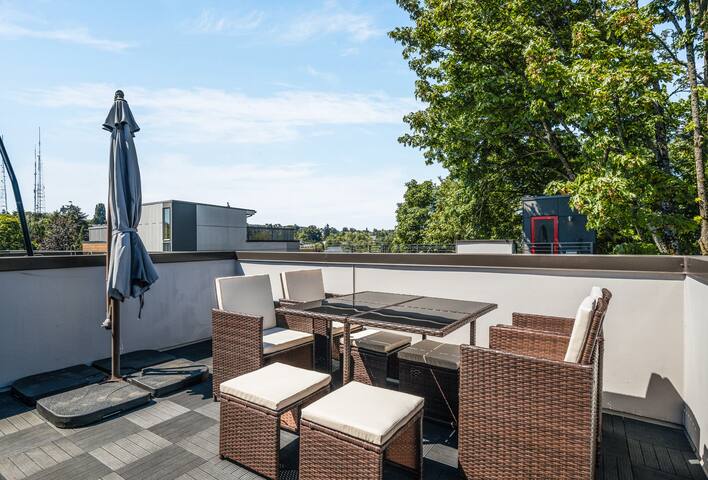 Designer 4B3B w Theater & Rooftop close to CapHill gallery image 5