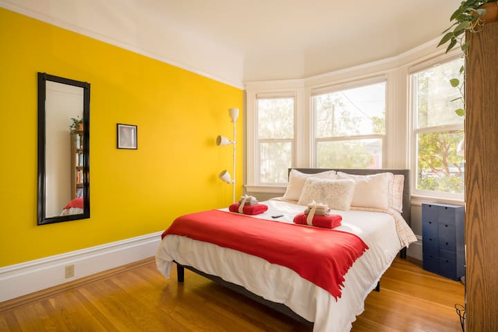 ห้องนอนควีนไซส์ #1 พร้อมสมาร์ททีวีและกล่องเสียงตู้เสื้อผ้าหนังสือเครื่องทำความร้อนขนาดเล็กและพัดลม 