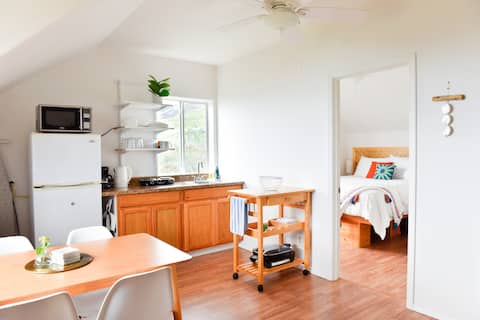 Pebble Beach House- 2 Minute Walk to the Beach!