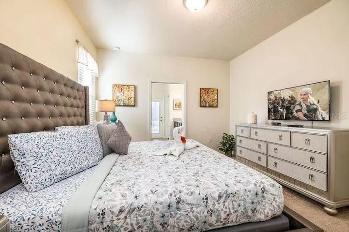 Glavna spavaća soba na 1. katu sa spojenom kupaonicom koja ima jacuzzi i tuš-kabinu. Bračni krevet (180x200).