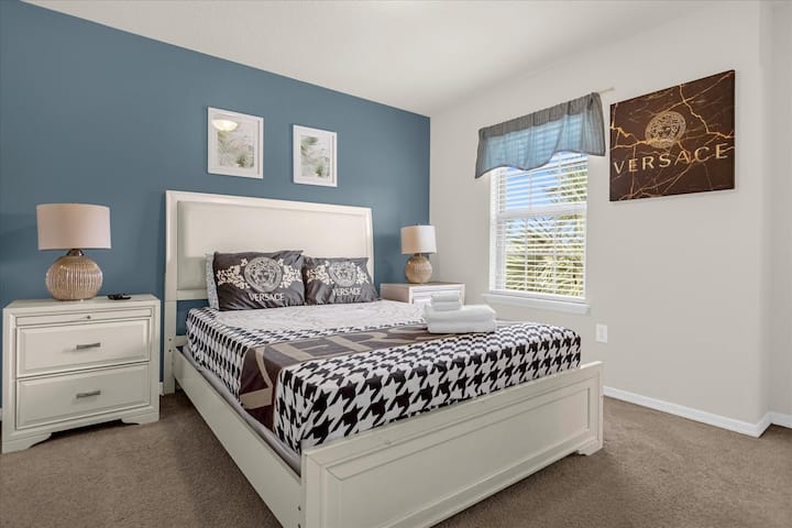 Versace spavaća soba s privatnom kupaonicom.