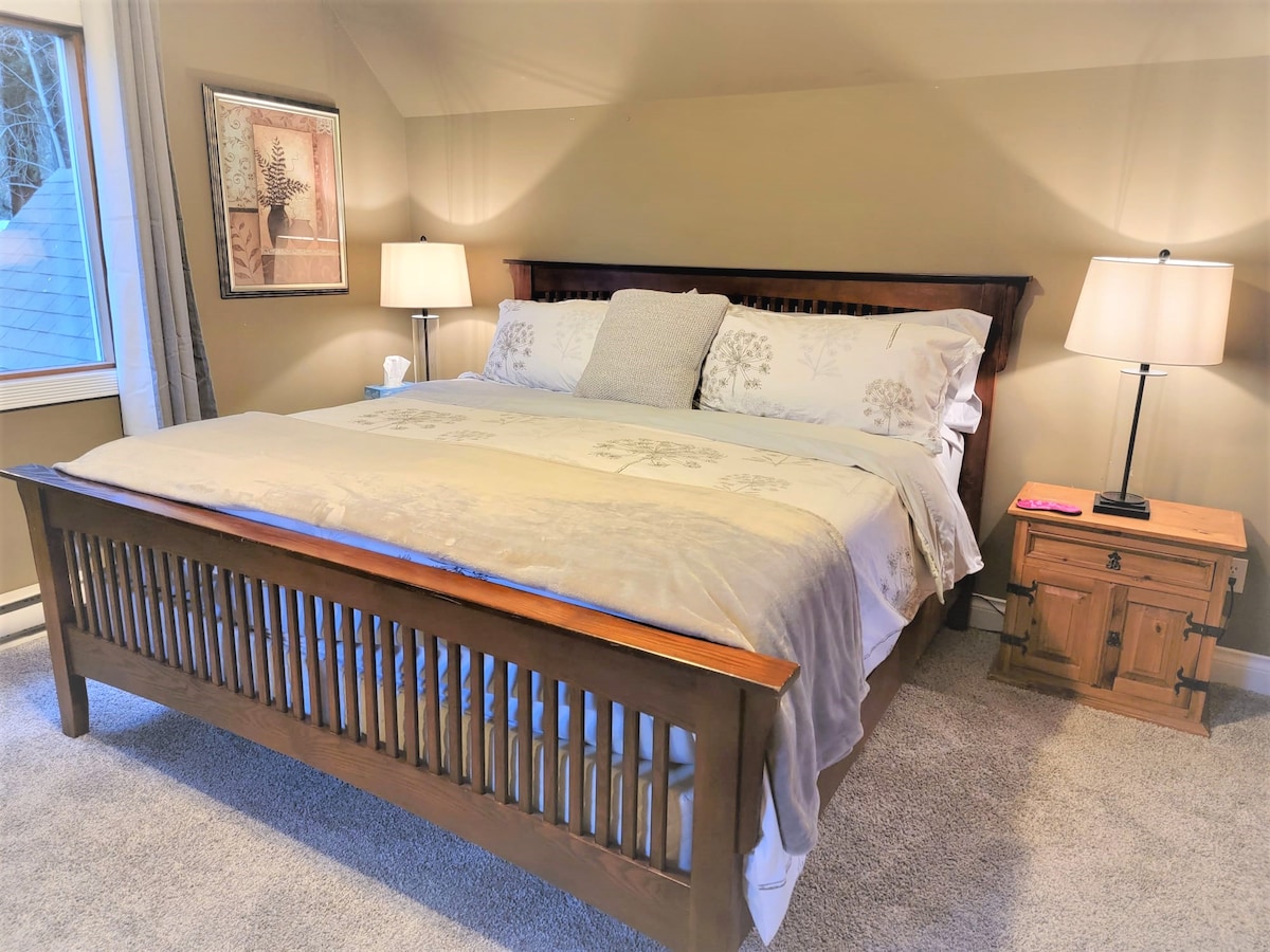 楼上3号卧室，带加大双人床