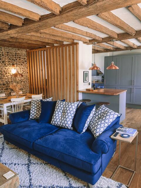 Beautiful, Historical Sussex Flint Cottage
