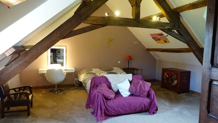 Bedroom 4 - 1st floor - 37m²
Attic bedroom with 2 windows - South side garden/pool view - North side Prairie
view 1 queen bed 160 X 200
1 x 90 X 200 single bed