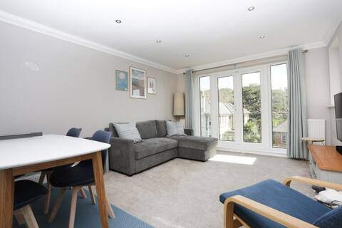BOURNECOAST:  MODERN FLAT-BALCONY-PARKING-FM6326