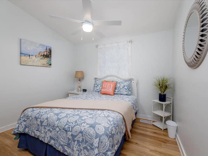 Dormitorio para huéspedes (Queen).  Suministramos el edredón, traes tus propias sábanas/fundas de almohada.