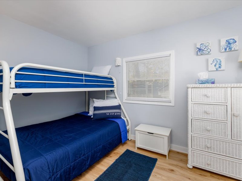 غرفة النوم الخلفية (سرير مزدوج على سرير بطابقين كامل) - رائعة للأطفال!