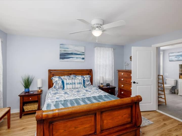 Dormitorio principal con cama tamaño queen.