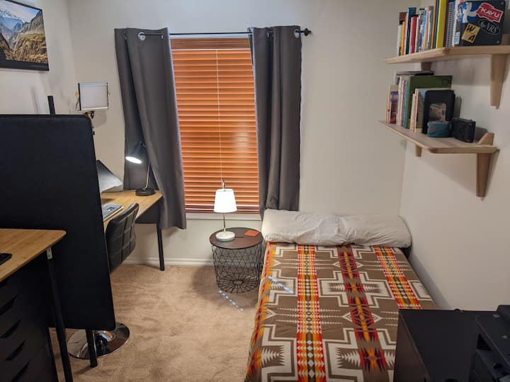 Oficina/dormitorio #3. El futón se muestra como cama doble. Se proporcionan dos escritorios, uno de pie y otro para sentarse. Los servicios del escritorio (monitores, teclados, etc.) no están garantizados.