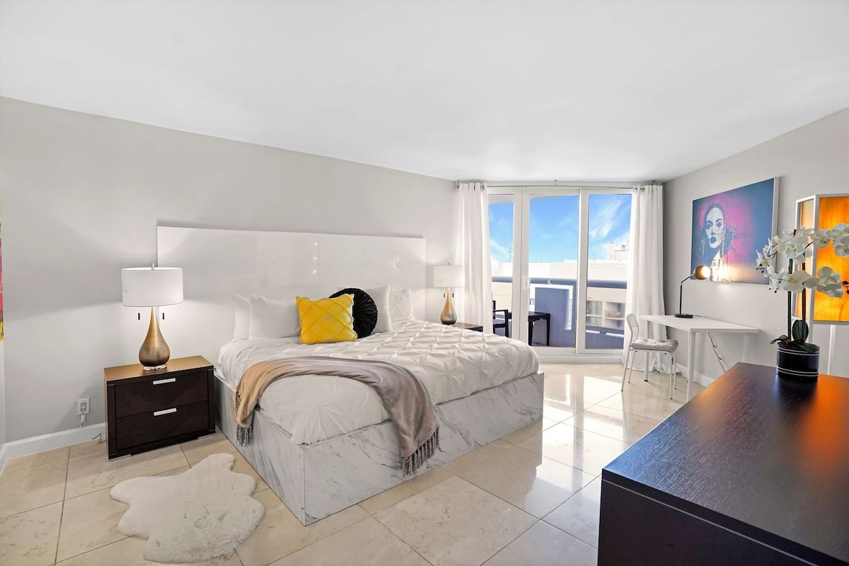 Apartmán s hlavnou spálňou, manželská posteľ King, streamovacia televízia Roku, úžasný výhľad na vodu s vlastným prístupom na balkón, písací stôl, šatník, vlastná kúpeľňa a toaletný kút  