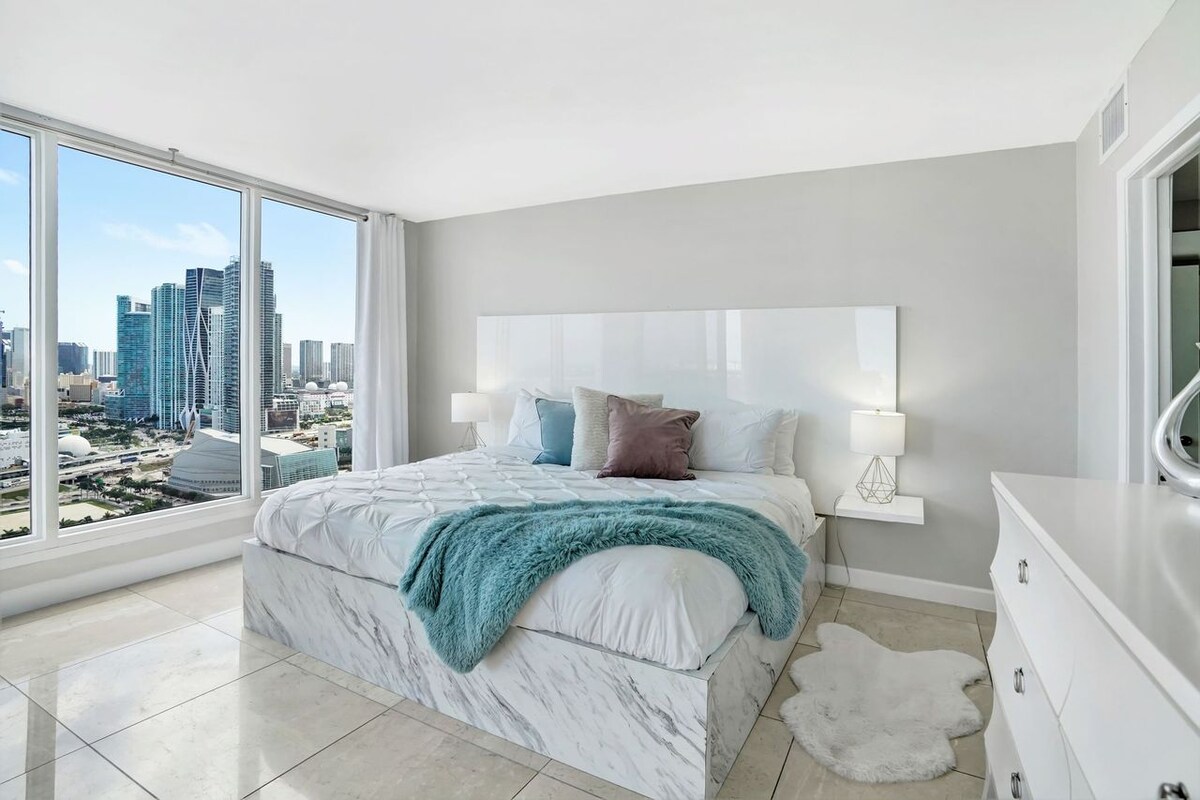 Apartmán s druhou hlavnou spálňou, manželská posteľ King, streamovacia televízia Roku, prístup na balkón, pripojená kúpeľňa s toaletou, šatníková skriňa, výhľad na panorámu Miami a výhľad na záliv Biscayne Bay!