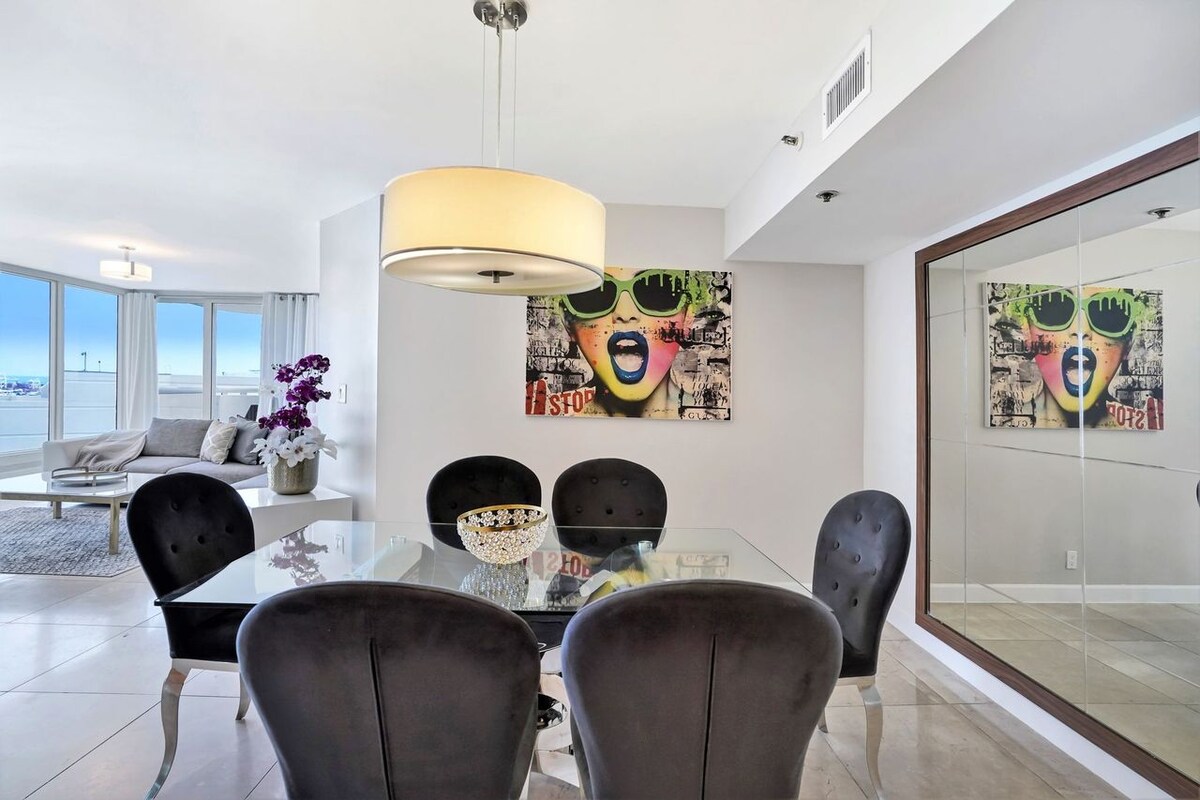 Jedálenský priestor, obývacia izba, priamy výhľad na vodu