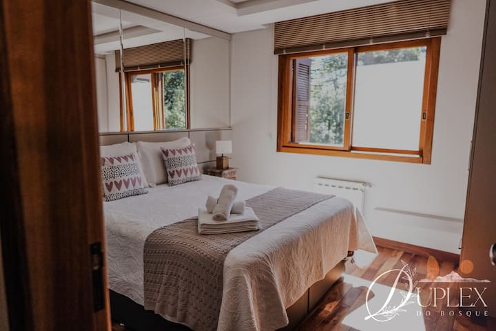 Lower Room: 1 queen bed, hot/cold air conditioning, ceiling fan, smart tv, closet.