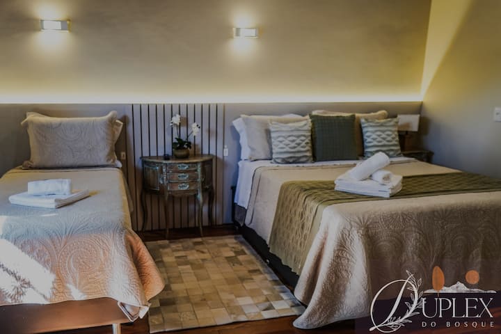 Superior Room: 1 Queen Bed, 1 Single Bed with Twin Bed, Ceiling Fan, Hot/Cold Air Conditioning, Smart TV, Closet, Home Office Station