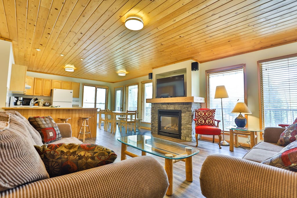 Pine Lodge | Updated | Top Floor | Hot Tub Access